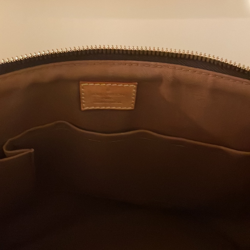 Great Condition No Marks . Great Bag View 3